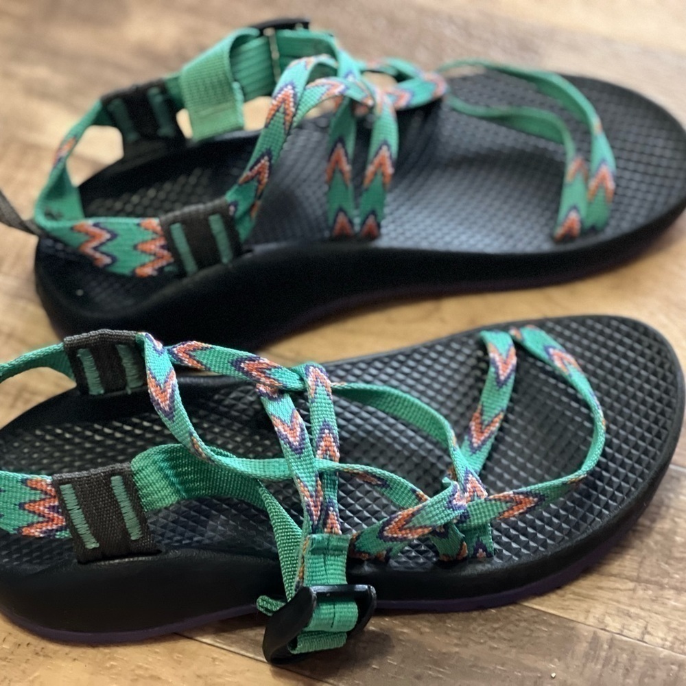 Youth Chaco Sandals Size 4 great gender neutral pattern